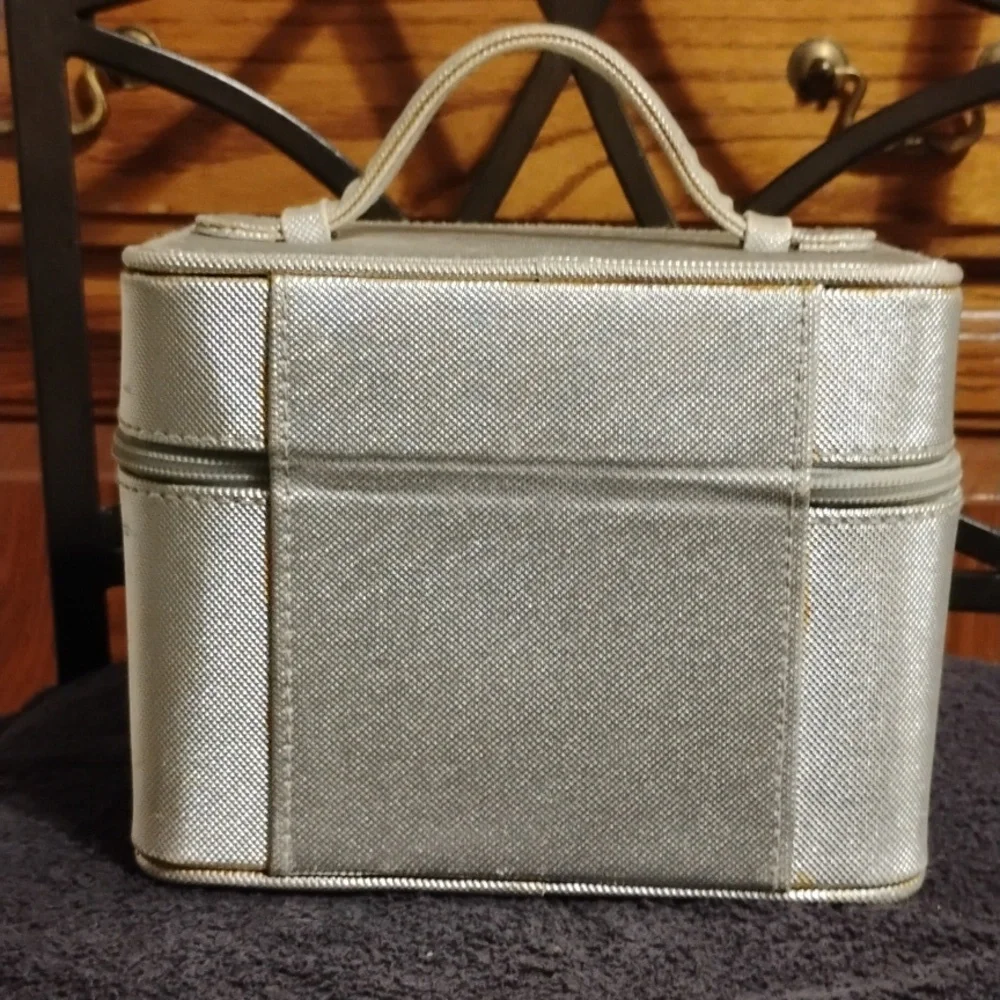 ✨ Silver Caboodles Cosmetic Box – EUC ✨